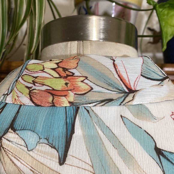 Alfred Dunner short sleeve lined floral button up blouse, Size 10, beige & blue - Picture 8 of 17